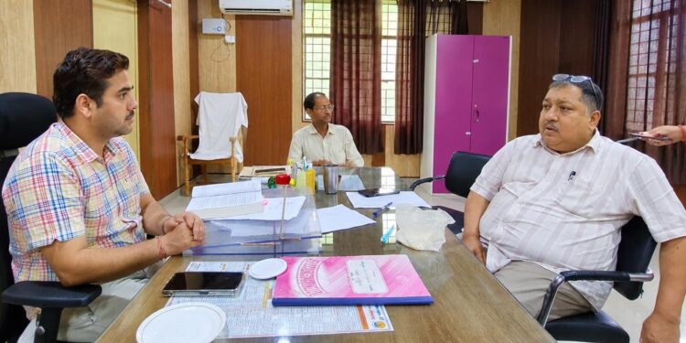कर्मचारियों संग बैठक लेते एआरटीओ कौशल कुमार सिंह।