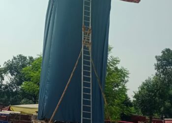 चोपन रेलवे रामलीला का 85 फीट ऊंचा रावण बन रहा आकर्षण का केंद्र, पूर्वांचल के सबसे बड़े रावण के निर्माण को अंतिम रूप देने में जुटे कारीगर।