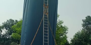 चोपन रेलवे रामलीला का 85 फीट ऊंचा रावण बन रहा आकर्षण का केंद्र, पूर्वांचल के सबसे बड़े रावण के निर्माण को अंतिम रूप देने में जुटे कारीगर।