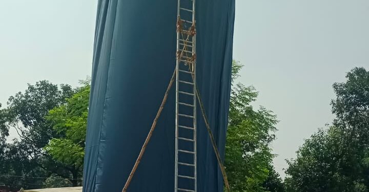 चोपन रेलवे रामलीला का 85 फीट ऊंचा रावण बन रहा आकर्षण का केंद्र, पूर्वांचल के सबसे बड़े रावण के निर्माण को अंतिम रूप देने में जुटे कारीगर।