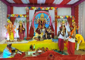 म्योरपुर दुर्गा पांडाल मे दुर्गा अष्टमी पर माता रानी के दर्शन के लिए लगा रहा ताँता।