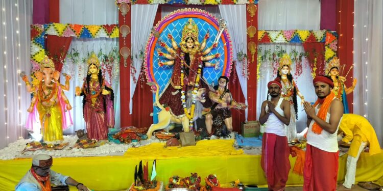 म्योरपुर दुर्गा पांडाल मे दुर्गा अष्टमी पर माता रानी के दर्शन के लिए लगा रहा ताँता।