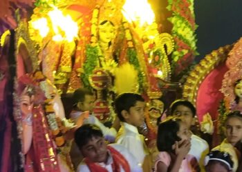 विजयदशमी पर दुद्धी में 51 फीट ऊंचे रावण का दहन, राम-रावण युद्ध और रावण के ‘नीति ज्ञान’ का प्रसंग रहा आकर्षण का केंद्र।