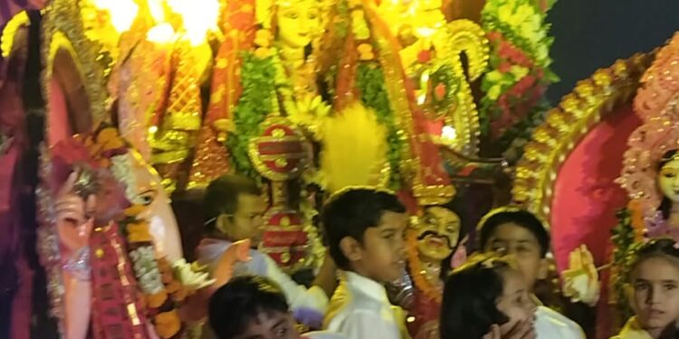 विजयदशमी पर दुद्धी में 51 फीट ऊंचे रावण का दहन, राम-रावण युद्ध और रावण के ‘नीति ज्ञान’ का प्रसंग रहा आकर्षण का केंद्र।