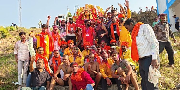नम आंखों से मां दुर्गा को दी गई विदाई, जयकारों के बीच निकली विसर्जन यात्रा ।।