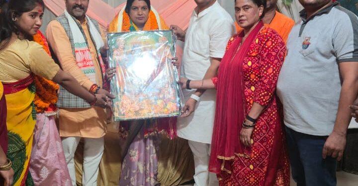 नवनियुक्त महिला मोर्चा जिलाध्यक्ष आशा विश्वकर्मा का चोपन में जोरदार स्वागत, कार्यकर्ताओं में दिखा उत्साह।