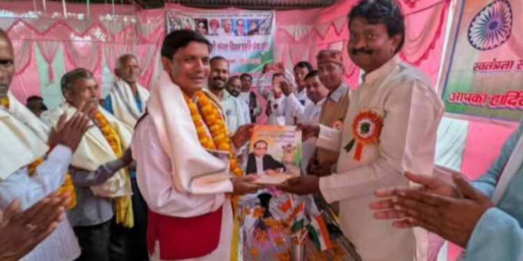 सोन रत्न की मानद उपाधि से राम अनुज धर द्विवेदी को किया गया विभूषित।