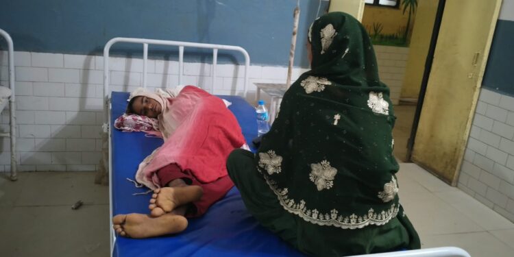 खेत में काम कर रही 11 वर्षीय बच्ची को जहरीले जंतु ने काटा।