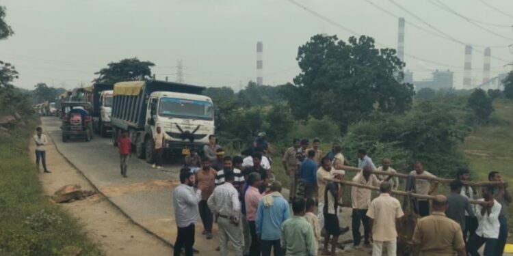 शांतिनगर में 28 घंटे बाद एनटीपीसी प्रबंधन से समझौते के बाद खुला जाम ।।
