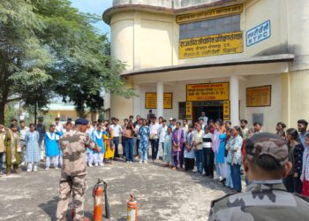सीआईएसएफ फायर विंग ने बीजपुर आईटीआई में सिखाए आग से बचाव के तरीके।