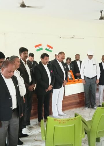 पूर्व अध्यक्ष वरिष्ठ अधिवक्ता श्री गजेंद्र नाथ दीक्षित को दी गई श्रद्धांजली।