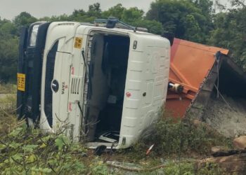 बीजपुर में राख लदा ट्रेलर अनियंत्रित होकर पलटा।