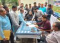 कैम्प में कागजात की जाँच करते एआरटीओ कौशल कुमार सिंह।