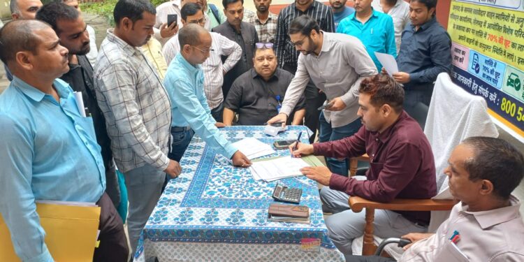 कैम्प में कागजात की जाँच करते एआरटीओ कौशल कुमार सिंह।