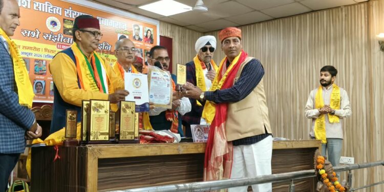 विद्या वाचस्पति की मानद उपाधि से सम्मानित हुए राम अनुज धर द्विवेदी।